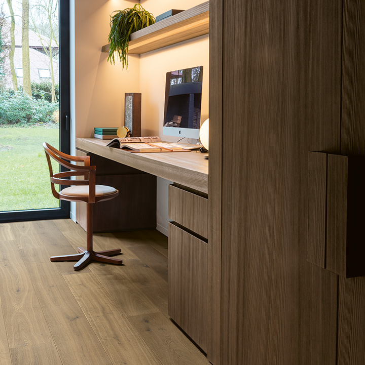 Suelo de madera dura Quick-step en despacho en casa